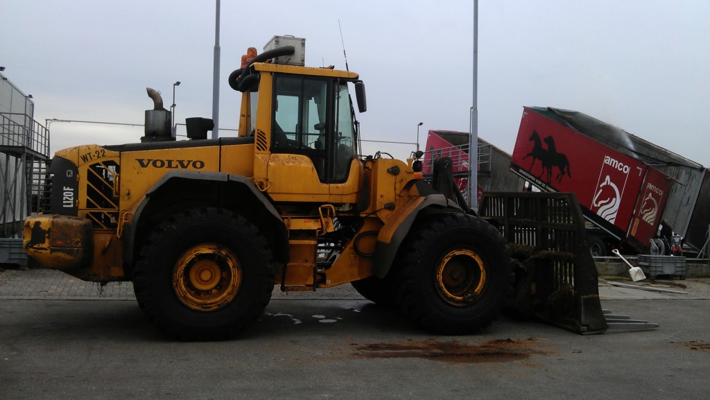 Composting Volvo L120 F loading shovel with Arctic Air clean cab protection system.